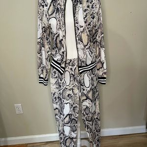 🐍🐍 SLITHER PYTHON FASHION NOVA TRACK SUIT 💃🏻🐍